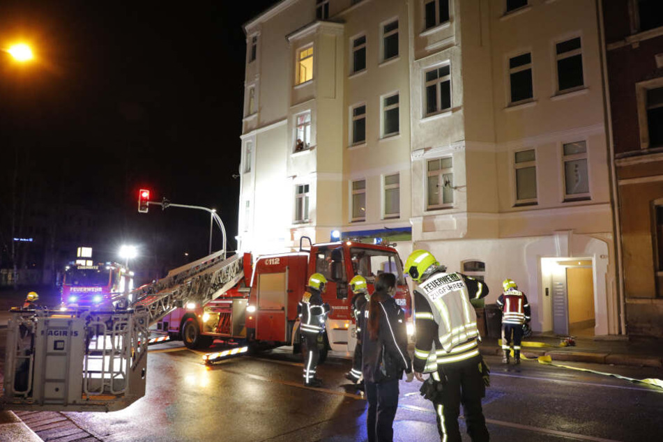 Die Feuerwehr im Einsatz auf der Zietenstraße in Chemnitz.