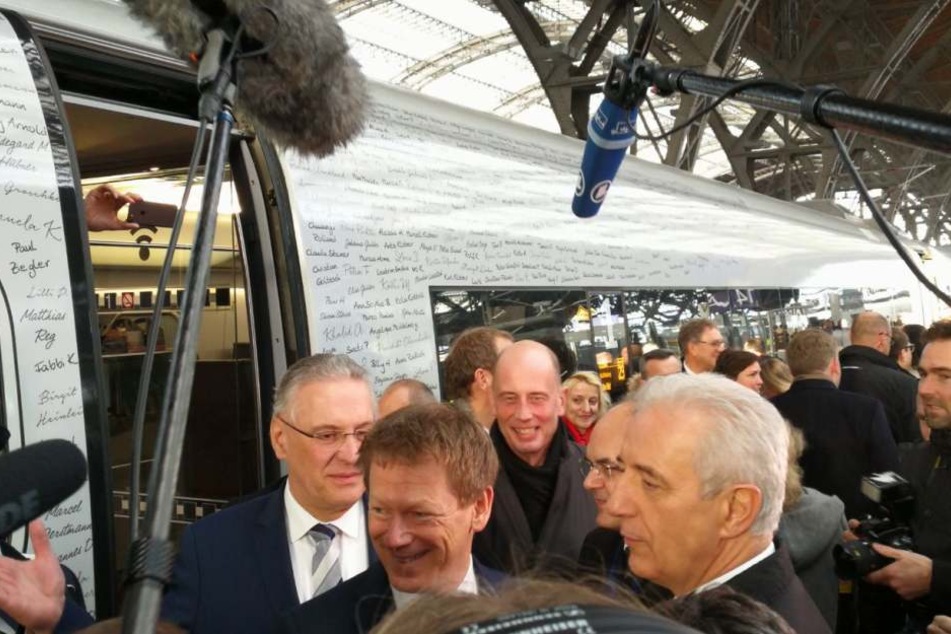 Auch der thüringische Wirtschaftsminister und Ex-Oberbürgermeister Leipzigs, Wolfgang Tiefensee (hinten, M.) stieg in Leipzig aus.