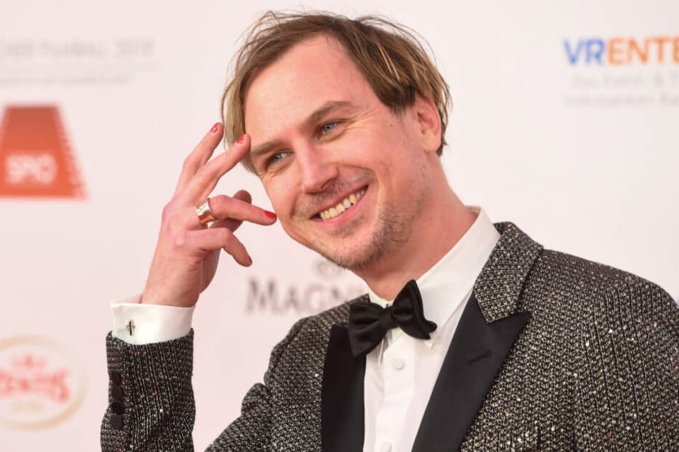 Lars Eidinger (43) kam zum Deutscher Filmball 2019 mit roten Fingernägel nach München.