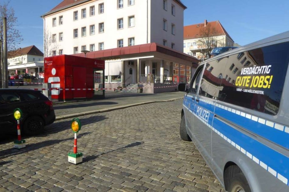 Am Donnerstagmorgen bemerkte ein Kunde beißenden Geruch in einem Container einer Bank in der Fichtestraße.