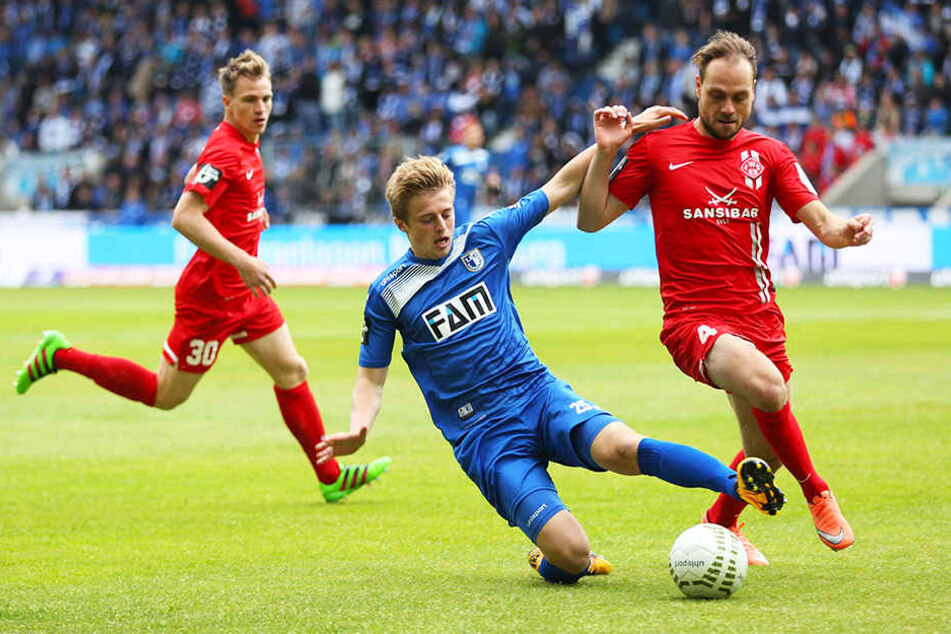 Rico Benatelli (r.) im Mai 2016 in der 3. Liga im Trikot der Würzburger Kickers im Zweikampf mit Sebastian Ernst, der damals noch für den 1. FC Magdeburg kickte. Die Elbestädter verloren die Partie mit 0:1, im Hinspiel im Dezember 2015 hatte es ein 1:1 ge