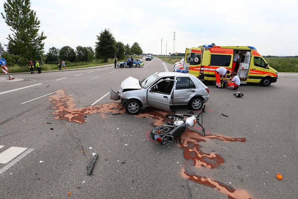 An der Unfallkreuzung zwischen Höckendorf und Meerane wurde ein Mopedfahrer schwer verletzt.