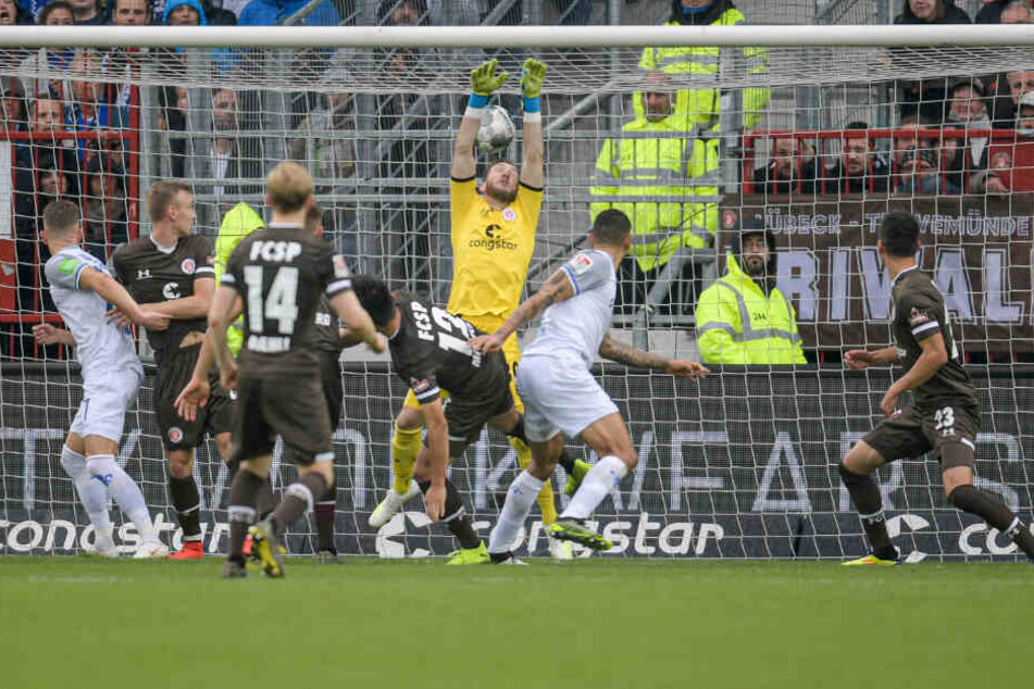 Robin Himmelmann kann den Kopfball nicht halten und Darmstadt gelingt das Sieg-Tor.