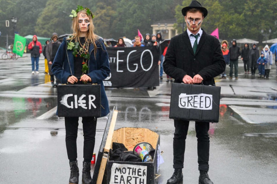 Aktivisten der Klimabewegung "Extinction Rebellion" haben während ihrer Aktionswoche "Berlin blockieren" die Zufahrten zum Großen Stern an der Siegessäule besetzt und stehen mit einem Sarg mit der Aufschrift "Mother Earth auf dem Kreisverkehr.