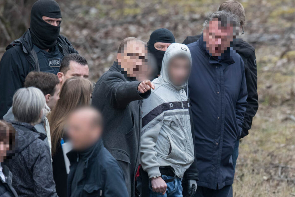 Bei einem Ortstermin kehrte Ali Bashar (2. v. Re.) an den Fundort von Susannas Leiche zurück.