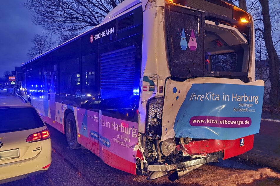 Der Bus wurde bei dem Unfall an der Haltestelle "Hausbruch" stark beschädigt.