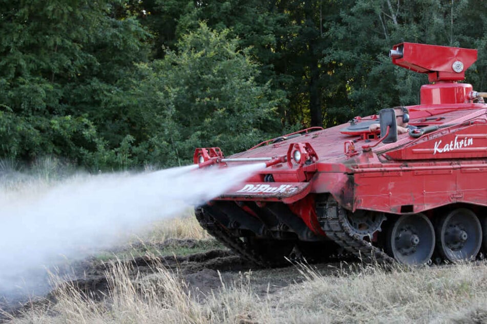 Löschpanzer "Kathrin" bekämpft den Waldbrand.
