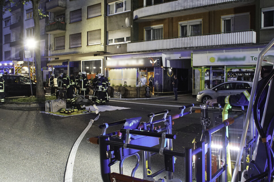 Einsatzkräfte am Freitagabend vor dem Mehrfamilienhaus.