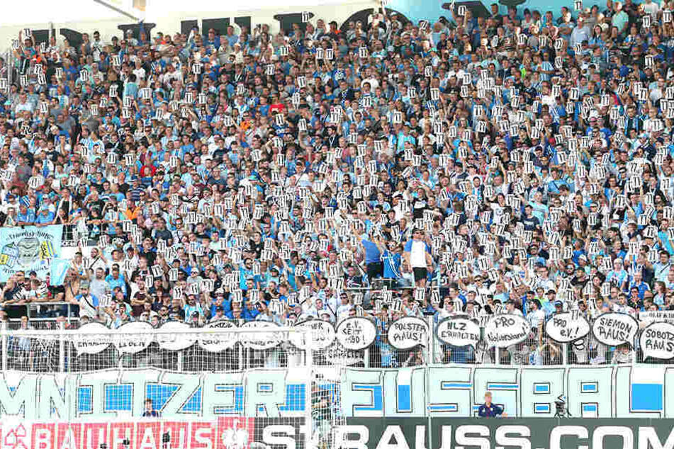 Die Südtribüne dürfte am Freitag große Lücken aufweisen.