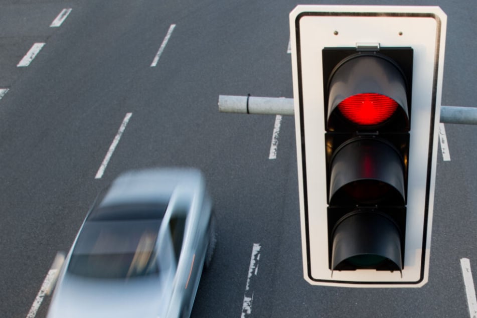 Obwohl die Ampel "rot" zeigte, fuhr ein VW-Fahrer in München einfach weiter. (Symbolbild)