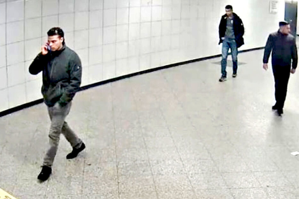 Auch dieses Bild zeigt einen Tatverdächtigen und seine Begleiter.
