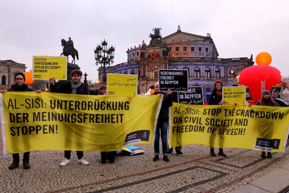 Die Amnesty-Demonstranten protestieren gegen den ägyptischen Diktator Al-Sisi.