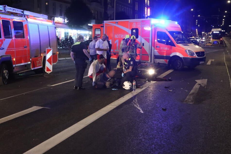 Unfall in Friedrichshain: Motorrad und Taxi krachen zusammen