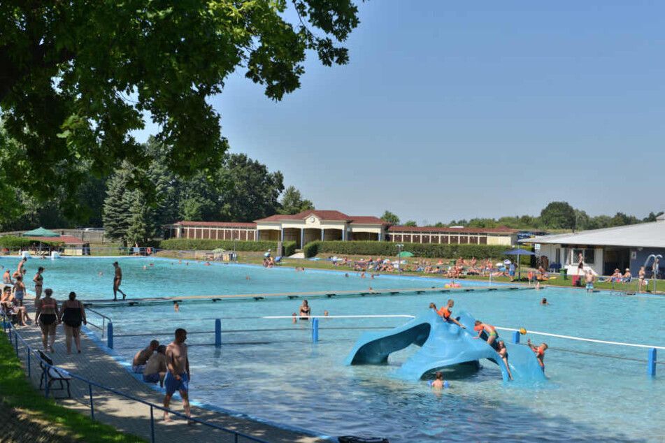 Trotz Traumsommer wollte kaum einer ins Crossener Freibad. Mittlerweile hat sich die Lage entspannt. Bis zu 1000 Besucher kamen in den vergangenen Tagen.
