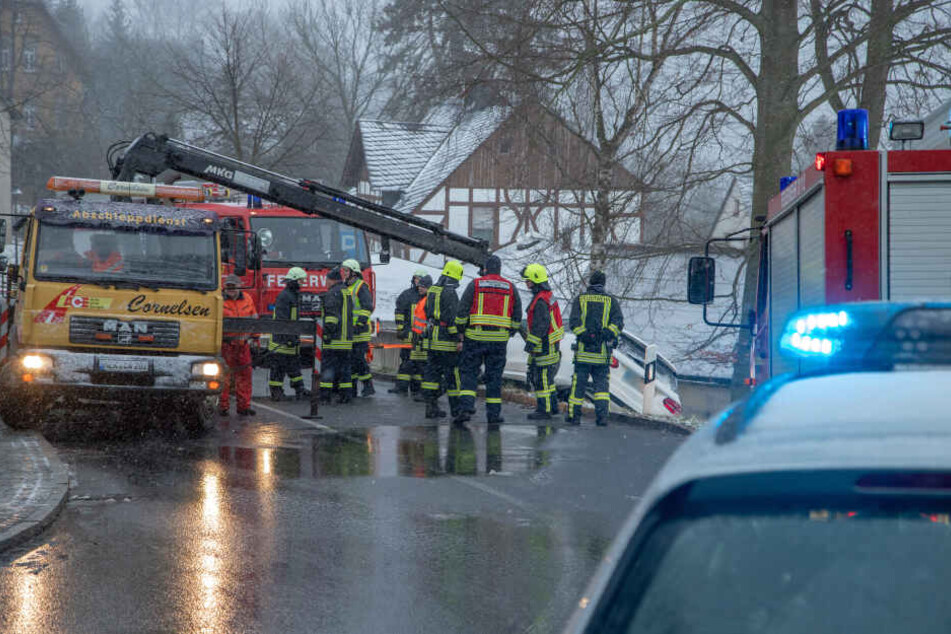 Der Mercedes musste von einem Kran aus dem Straßengraben gezogen werden.