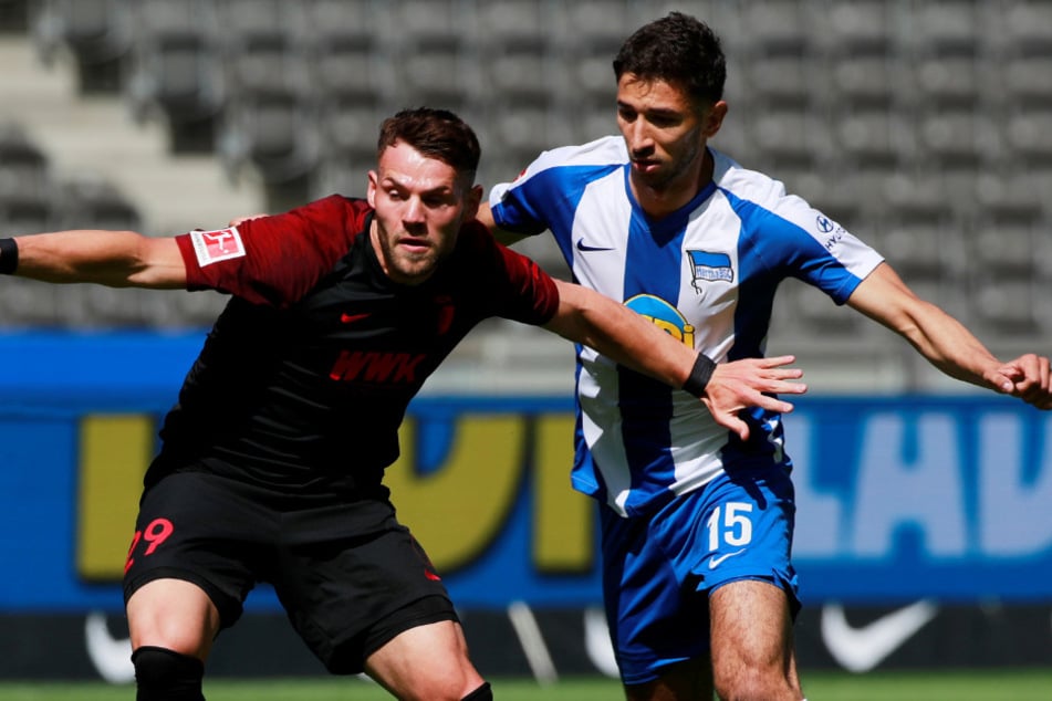 Augsburgs Eduard Löwen (l) im Zweikampf mit Herthas Marko Grujic (r)