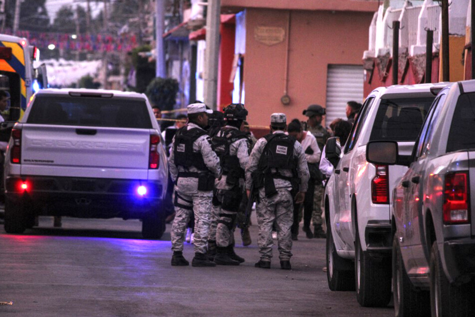 Mitglieder der Nationalgarde und Soldaten der Armee treffen am Tatort ein, an dem Gisela Gaytán niedergeschossen wurde.