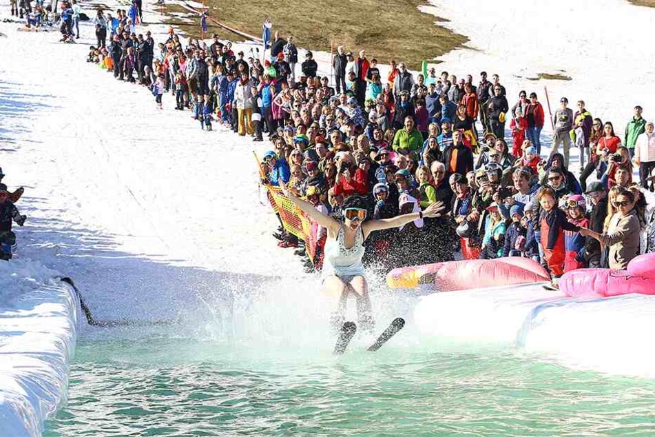Nichts für feige Frostbeulen: Der Wasserski-Wettbewerb zum Saisonausklang in Oberwiesenthal lockte zahlreiche Zuschauer an den Fichtelberg.