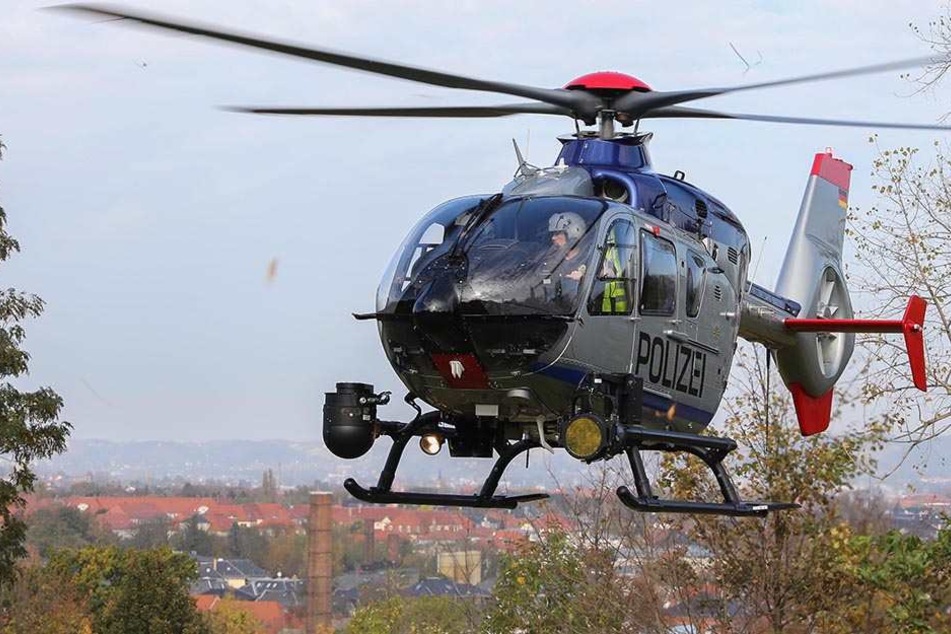 Ein Rettungshubschrauber sowie eine Hundestaffel suchen nach dem Vermissten.