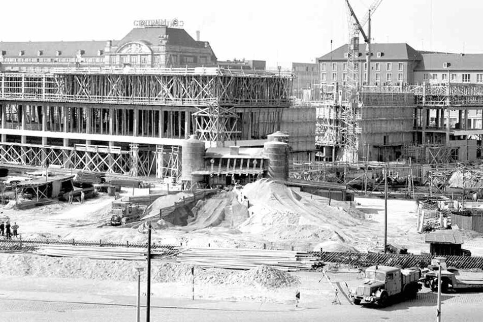 Bau auf, bau auf: Am Altmarkt wird 1967 das "Haus der sozialistischen Kultur" errichtet - von den Dresdnern später kurz und knapp "Kulti" genannt.
