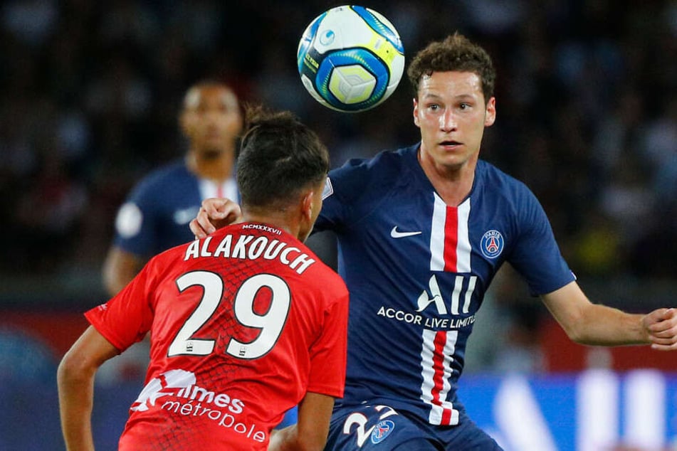JulianDraxler (r) von PSG in Aktion mit Sofiane Alakouch von Nimes.
