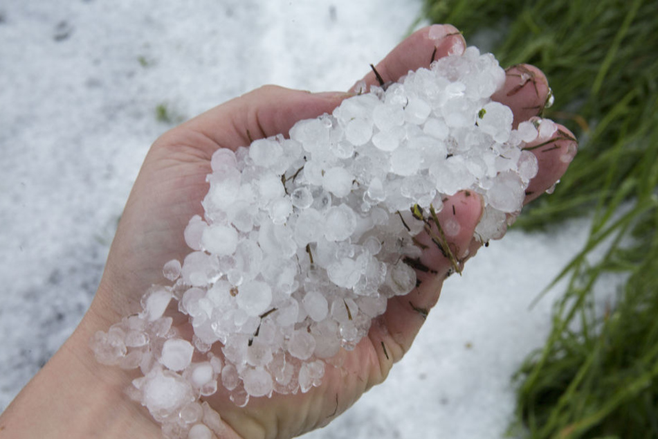 Bis zu 2 cm große Hagelkörner fielen am Samstag vom Himmel.