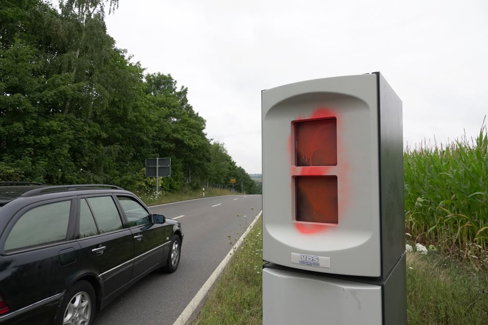 Auch in Niederwiesa wurde ein Blitzer beschmiert.