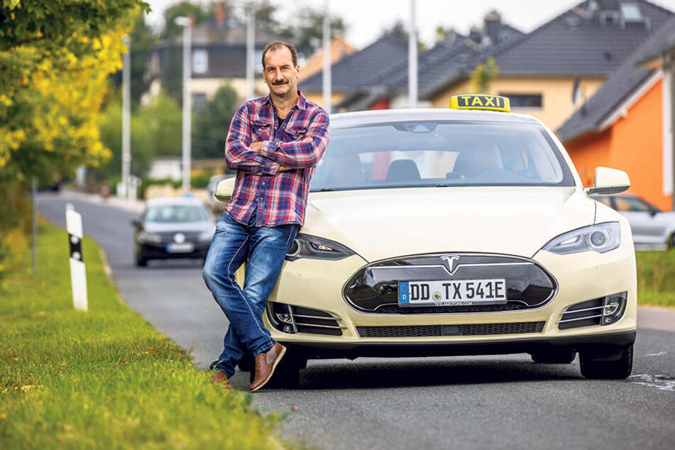 Zufrieden mit einigen Abstrichen: Taxi-Fahrer Wolfgang Pfützner (53) ist seit
einem Jahr mit seinem Stromer unterwegs.