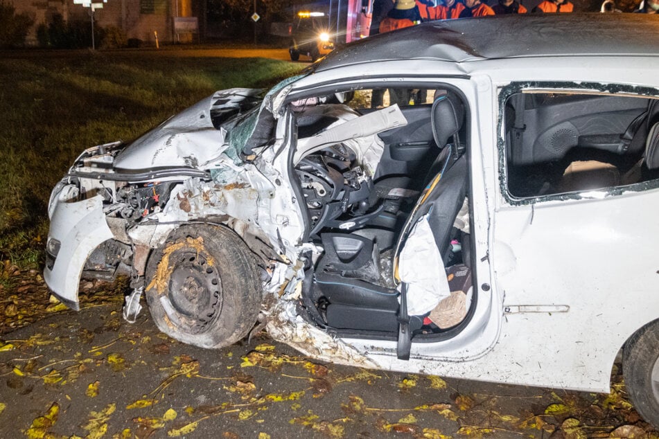 Renault prallt gegen Baum: Frau in Autowrack eingeklemmt, Kind unter Verletzten