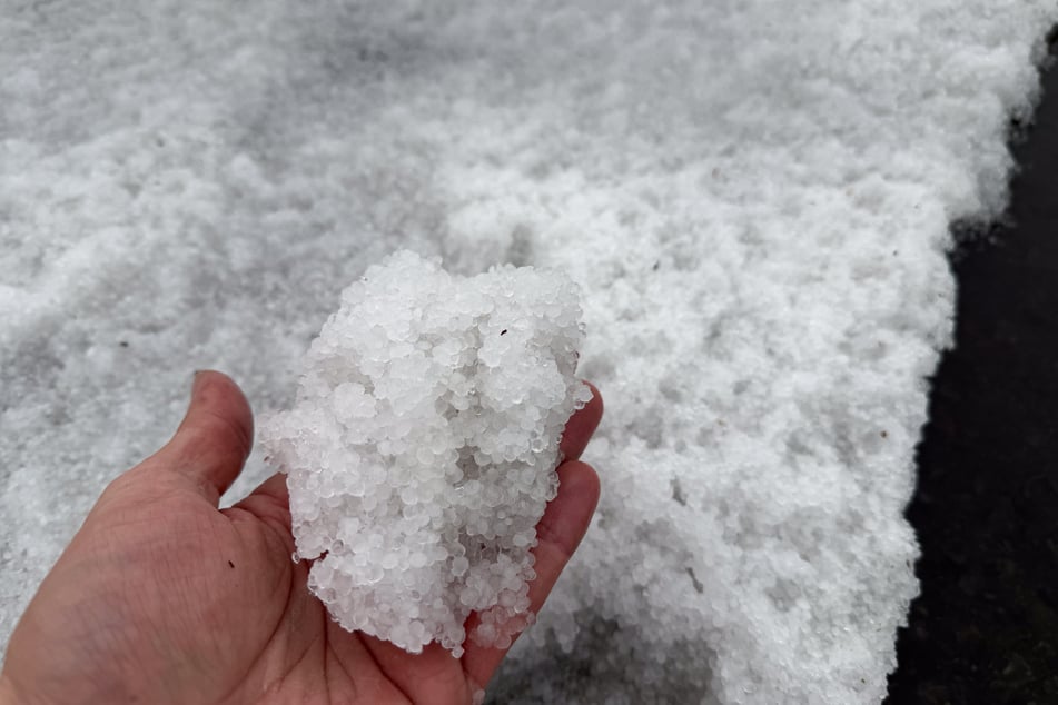 Im erzgebirgischen Scheibenberg brachte ein Gewitter am Mittwoch jede Menge Hagel mit sich.