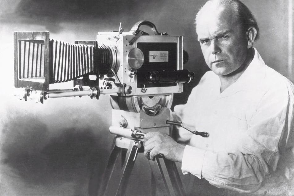 Guido Seeber (1879– 1940) an einer Filmkamera.