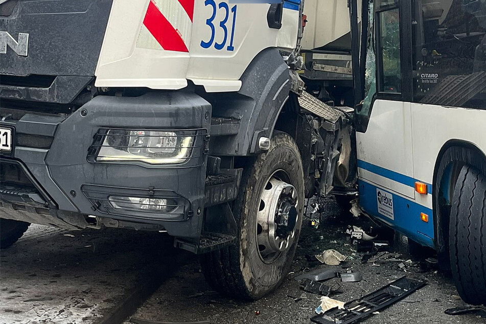 Linienbus gerät in Gegenverkehr und kracht in Lkw! Mehrere Verletzte