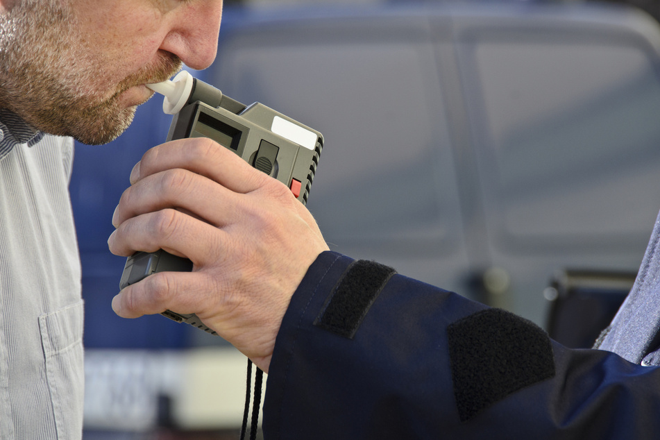 Zeugen riefen die Polizei, weil sie sahen, wie der Vater in Schlangenlinien fuhr und immer wieder in den Gegenverkehr geriet. (Symbolfoto)