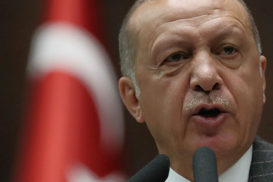 Erdogan kündigt Krieg an: Waffen und Truppen an Grenze verlegt