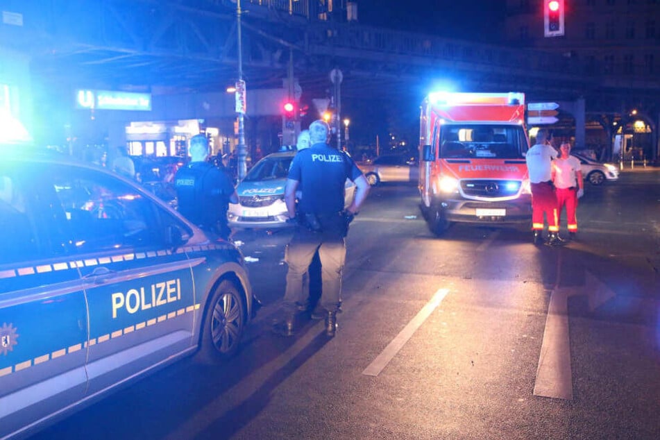 Polizei und Feuerwehr stehen am U-Bahnhof Schlesisches Tor.