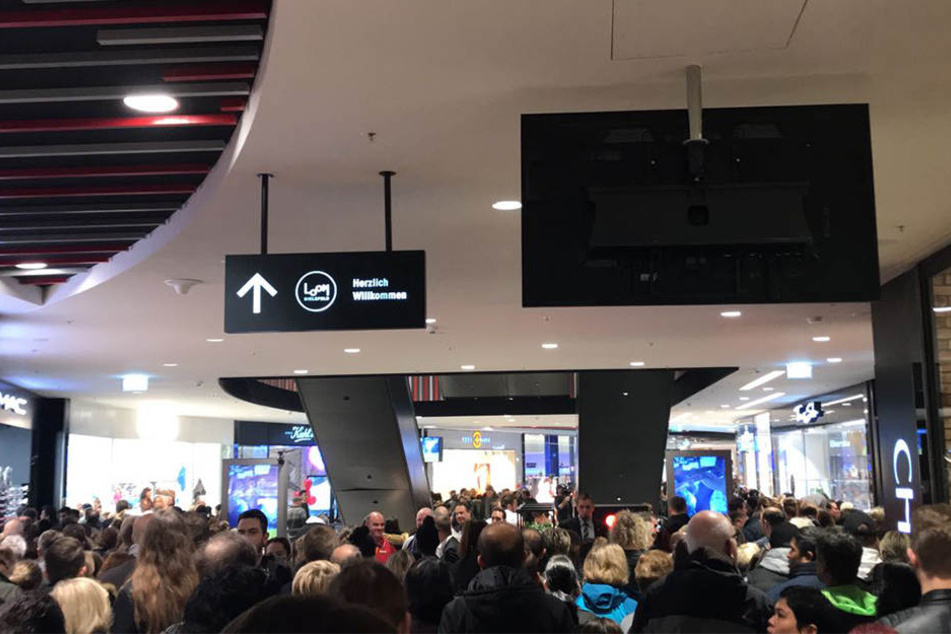 Unnormal voll war es im LOOM in den ersten Minuten. Schritt für Schritt kamen Besucher vorwärts.