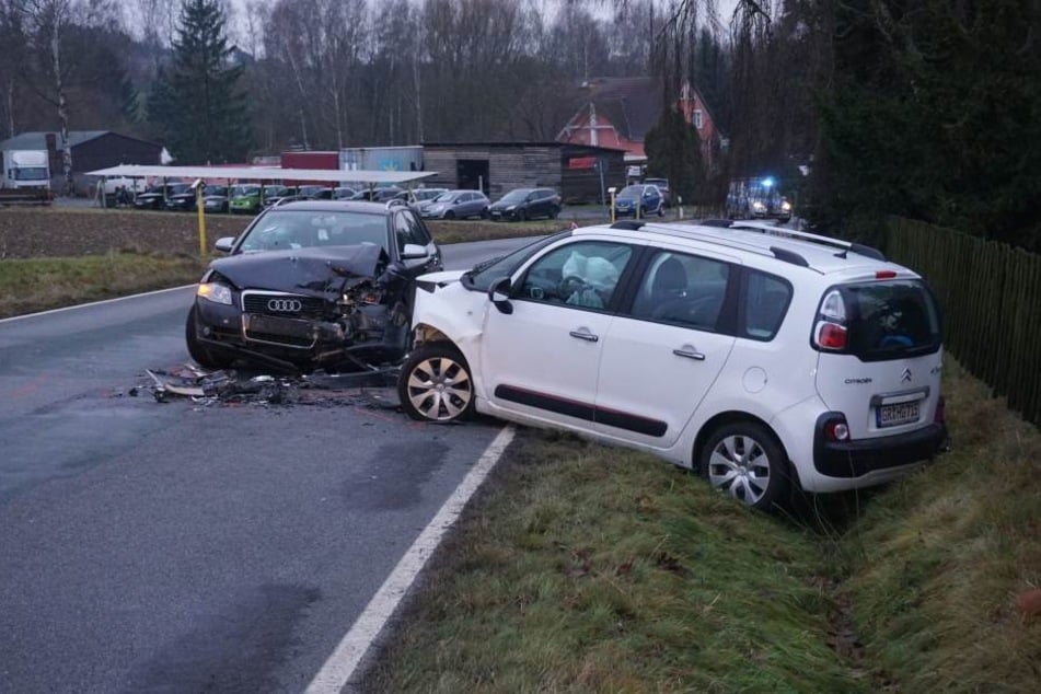 Bei einem Frontalcrash auf der S152 zwischen Oppach und Beiersdorf sind am Donnerstagmorgen drei Menschen verletzt worden.