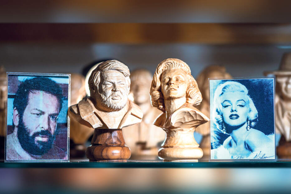 Wie aus dem Gesicht geschnitten: Bud Spencer und Marilyn Monroe im Mini-Format. Insgesamt 24 Promis sind noch bis Ende des Jahres beim Schnitzverein Niederwürschnitz zu sehen.
