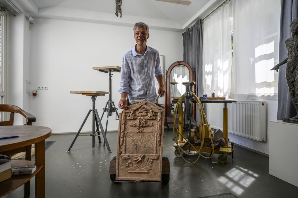 Der Bildhauer verwahrt den künstlerisch gestalteten Grabstein der Malerin in seinem Atelier.
