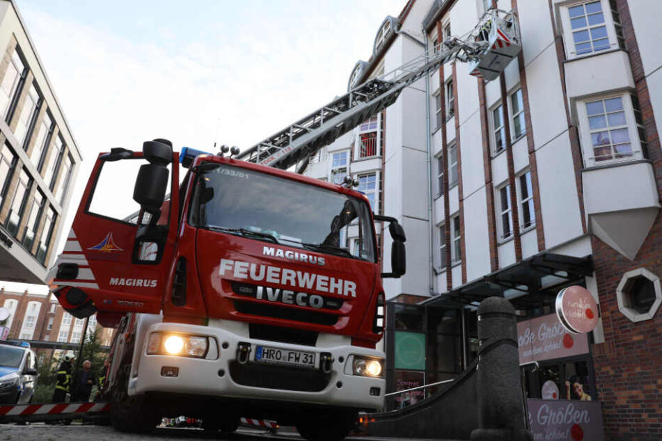 Die Feuerwehr Rostock setzte ihre Drehleiter ein, um die Polizei zu unterstützen.