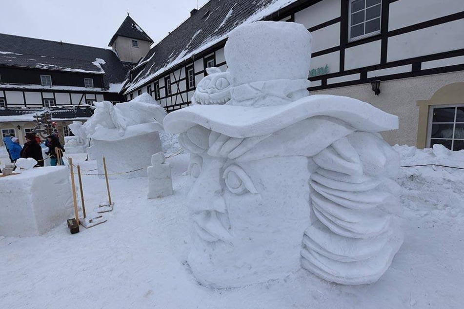 Erkannt? Auch der "Hutmacher" und die "Grinsekatze" von Alice im Wunderland sind im Schnee verewigt.