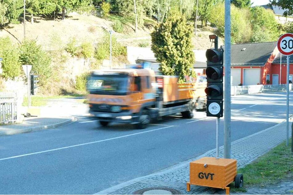 In Eschdorf wird eine Fußgängerampel errichtet. Eine mobile Ampel leitet den Verkehr zeitweise an der Baustelle vorbei.