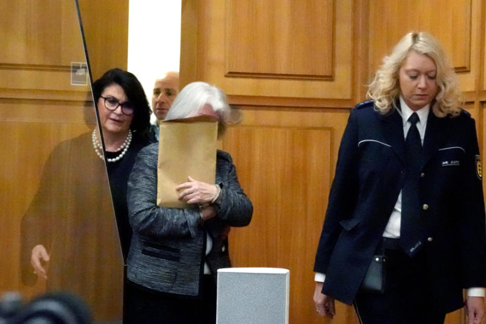 Die Angeklagte hält sich einen Briefumschlag im Landgericht Heilbronn vor das Gesicht.