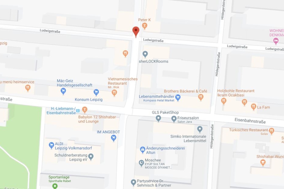 Neben einem unbewohnten Mehrfamilienhaus auf der Eisenbahnstraße brannte kurz darauf auch ein bewohntes in der parallel verlaufenden Ludwigstraße.