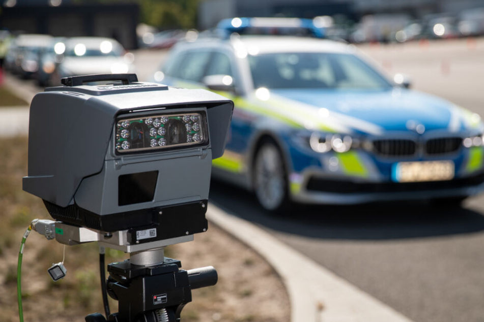 In Nürnberg steht eine transportable automatisierte Kennzeichenerkennungs-Anlage vor einem Polizeiauto.
