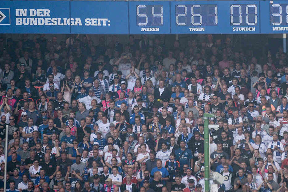 Die Uhr im Hamburger Stadion bleibt stehen, weil der HSV gerade abgestiegen ist.