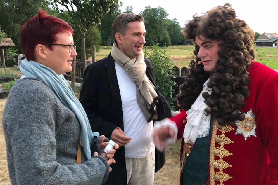 Minister Martin Dulig (Mitte) plaudert mit seiner Frau Susann und August-Darsteller Steffen Urban bei den Krabat-Festspielen in Schwarzkollm.