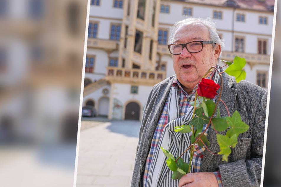 Rote Rose zur Begrüßung: Jaecki Schwarz (76) sichtlich gerührt vor dem Schloss.