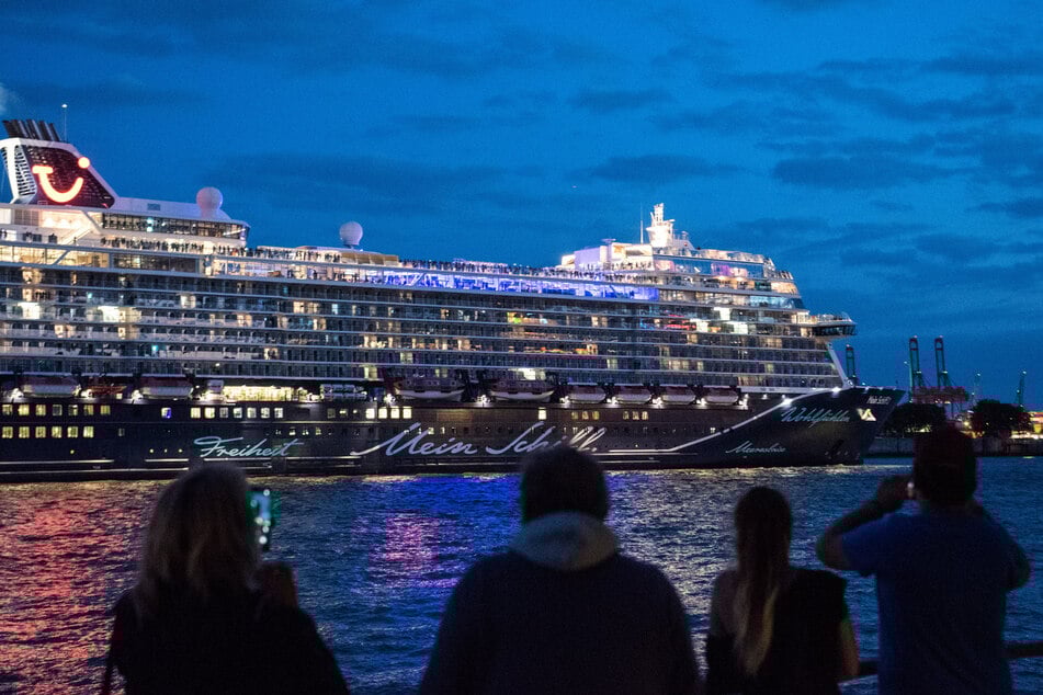 Das Tui-Kreuzfahrtschiff "Mein Schiff 2" läuft am Abend aus dem Hamburger Hafen aus.