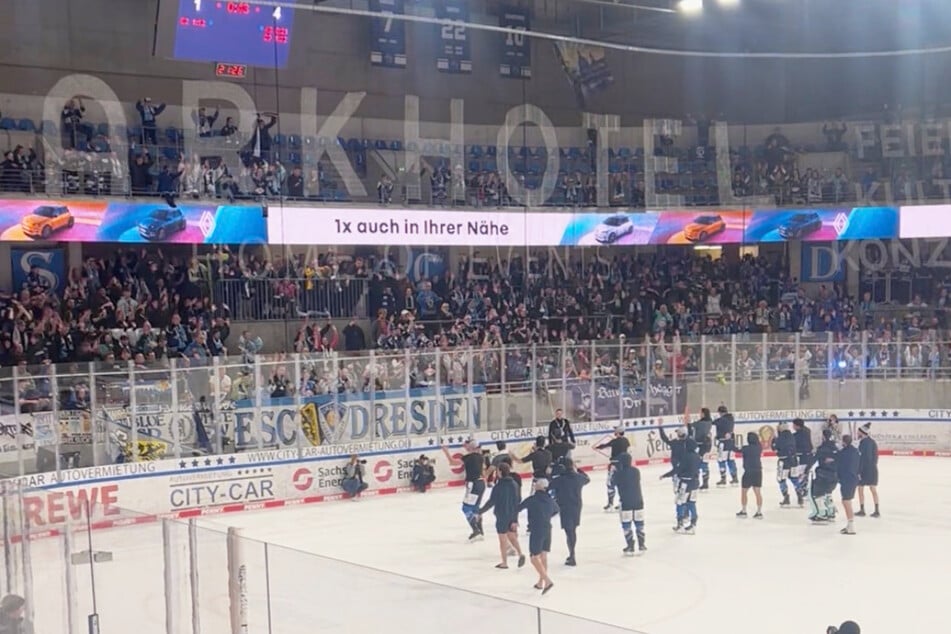 Die Fans der Eislöwen hauen nicht auf ihre Truppe ein, sondern bauen sie auf.